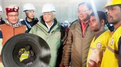 The Chief Minister Dhami hugged the workers who came out and talked to them.