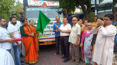 ਸ੍ਰੀ ਸਨਾਤਨ ਧਰਮ ਮੰਦਰ ਦੇ ਜਨਰਲ ਸਕੱਤਰ ਰਵਿੰਦਰ ਪੁਸ਼ਪ ਭਾਗਤਿਆਰ ਅਤੇ ਮੀਤ ਪ੍ਰਧਾਨ ਆਸ਼ੂਤੋਸ਼ ਚੋਪੜਾ ਨੇ ਬੂਟੇ ਲਗਾਉਣ ਲਈ ਪਹਿਲੇ ਟਰੱਕ ਨੂੰ ਹਰੀ ਝੰਡੀ ਵਿਖਾਉਂਦੇ ਹੋਏ। 