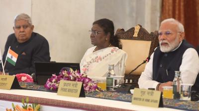 ਰਾਜਪਾਲਾਂ ਦੇ ਦੋ ਰੋਜ਼ਾ ਸੰਮੇਲਨ ਦੌਰਾਨ ਉਪ ਰਾਸ਼ਟਰਪਤੀ, ਰਾਸ਼ਟਰਪਤੀ ਅਤੇ ਪ੍ਰਧਾਨ ਮੰਤਰੀ। 