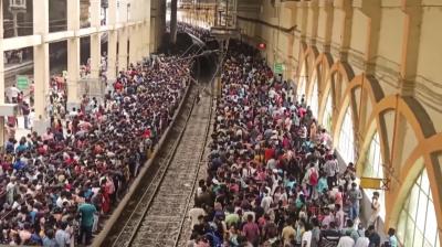 ਸੈਂਕੜੇ ਲੋਕ ਨੇੜਲੇ ਲਾਈਟਹਾਊਸ ਮੈਟਰੋ ਸਟੇਸ਼ਨ ਅਤੇ ਵੇਲਾਚੇਰੀ ਦੇ ਚੇਨਈ ਐਮ.ਆਰ.ਟੀ.ਐਸ. ਰੇਲਵੇ ਸਟੇਸ਼ਨ ’ਤੇ ਇਕੱਠੇ ਹੋਏ ਅਤੇ ਕਈਆਂ ਨੂੰ ਪਲੇਟਫਾਰਮਾਂ ’ਤੇ ਖੜ੍ਹੇ ਹੋਣਾ ਵੀ ਮੁਸ਼ਕਲ ਹੋ ਗਿਆ। (Photi : PTI)
