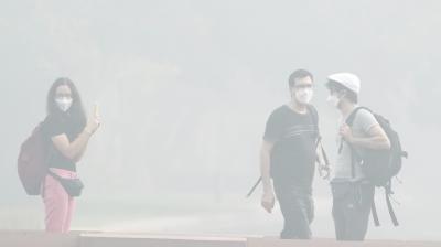 New Delhi: Visitors stroll through the lawns of the Kartavya Path during smog, in New Delhi, Sunday, Nov. 17, 2024. The national capital woke up to hazardous air conditions on Sunday as the Air Quality Index (AQI) was recorded in the "severe" category. (PTI Photo/Ravi Choudhary)