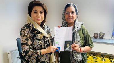 ਰੇਸ਼ਮ ਕੌਰ ਨੂੰ ਵਾਪਸ ਪਰਤਣ ਦੀ ਟਿਕਟ ਅਤੇ ਹੋਰ ਦਸਤਾਵੇਜ਼ ਸੌਂਪਦੇ ਹੋਏ ਯੂ.ਕੇ. ਦੀ ਸੋਸ਼ਲ ਸਰਵੀਸਿਜ਼ ਦੇ ਡਾਇਰੈਕਟਰ ਨਰਪਿੰਦਰ ਕੌਰ ਮਾਨ।