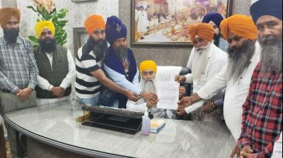 ਵੱਡੀ ਗਿਣਤੀ ਵਿੱਚ ਸਿੱਖ ਸੰਗਤਾਂ ਨੇ ਭਾਈ ਕੁਲਦੀਪ ਸਿੰਘ ਗੜਗੱਜ ਦੀ ਨਿਯੁਕਤੀ ਵਿਰੁਧ ਮੰਗ ਪੱਤਰ ਸੌਂਪਿਆ