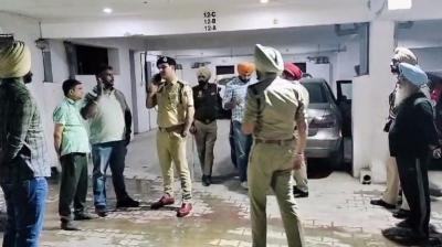 ਜ਼ੀਰਕਪੁਰ ’ਚ ਕਾਰਵਾਈ ਦੌਰਾਨ ਪੁਲਿਸ। 