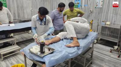 ਜ਼ਖ਼ਮੀ ਯਾਤਰੀ ਦਾ ਇਲਾਜ ਕਰਦੇ ਹੋਏ ਡਾਕਟਰ।