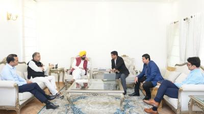 ਮੁੱਖ ਮੰਤਰੀ ਨੇ ਸੈਮੀ-ਕੰਡਕਟਰ ਉਦਯੋਗ ਦੇ ਨੁਮਾਇੰਦਿਆਂ ਨਾਲ ਮੀਟਿੰਗ ਕੀਤੀ।