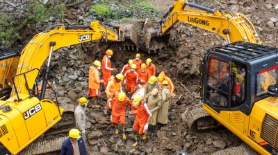 ਕੁੱਲੂ ਦੇ ਅਖਾੜਾ ਬਾਜ਼ਾਰ ਵਿਚ ਢਿੱਗਾਂ ਡਿੱਗਣ ਮਗਰੋਂ ਬਚਾਅ ਕਾਰਜ ਚਲਾਉਂਦੇ NDRF ਦੇ ਮੁਲਾਜ਼ਮ। (PTI Photo)