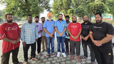 ਦੁਬਈ ਤੋਂ ਡੀਪੋਰਟ ਕੀਤੇ 8 ਨੌਜੁਆਨਾਂ ਨੂੰ ਡਾ.ਉਬਰਾਏ ਨੇ ਘਰ ਪਹੁੰਚਾਇਆ 