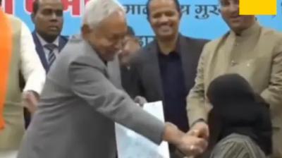 ਔਰਤ ਦਾ ਨਕਾਬ ਖਿੱਚਣ ਲਈ ਮੁੱਖ ਮੰਤਰੀ ਨਿਤੀਸ਼ ਕੁਮਾਰ ਵਿਰੁਧ ਸ਼ਿਕਾਇਤ ਦਰਜ