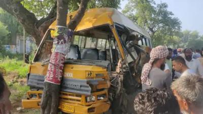 A school van hit a tree due to the negligence of the driver, one child died, 3 were seriously injured