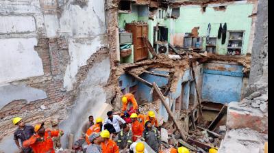 UP: Major accident near Kashi Vishwanath temple