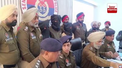 ਪੁਲਿਸ ਅਧਿਕਾਰੀ ਮੁਲਜ਼ਮਾਂ ਬਾਰੇ ਪੱਤਰਕਾਰਾਂ ਨੂੰ ਜਾਣਕਾਰੀ ਦਿੰਦੇ ਹੋਏ 