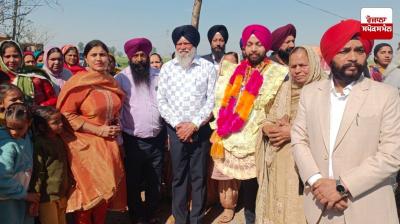  ਪਿੰਡ ਵਾਲਿਆਂ ਡਾ ਗੁਰਪ੍ਰੀਤ ਸਿੰਘ ਦਾ ਭਰਵਾਂ ਸਵਾਗਤ ਕਰਦੇ ਹੋਏ 