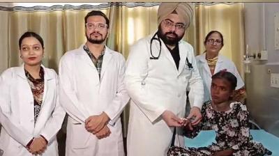 ਡਾਕਟਰ ਬੱਚੀ ਦੀ ਬਿਮਾਰੀ ਬਾਰੇ ਜਾਣਕਾਰੀ ਦਿੰਦੇ ਹੋਏ 