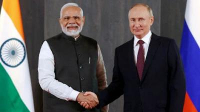 ਭਾਰਤ ਦੇ ਪ੍ਰਧਾਨ ਮੰਤਰੀ ਨਰਿੰਦਰ ਮੋਦੀ ਅਤੇ ਰੂਸ ਦੇ ਰਾਸ਼ਟਰਪਤੀ ਵਲਾਦੀਮੀਰ ਪੁਤਿਨ ਆਪੋ–ਅਪਣੇ ਦੇਸ਼ ਦੇ ਝੰਡਿਆਂ ਨਾਲ।