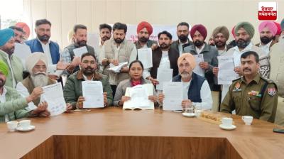 ਡਾ. ਬਲਜੀਤ ਕੌਰ ਮਲੋਟ ਵਿਖੇ ਚੁਣੇ ਹੋਏ ਸਰਪੰਚਾਂ-ਪੰਚਾਂ ਅਤੇ ਮੋਹਤਵਰਾਂ ਨੂੰ ਪਿੰਡਾਂ ’ਚ ਨਸ਼ੇ ਦੀ ਰੋਕਥਾਮ ਸਬੰਧੀ ਸਖ਼ਤ ਕਦਮ ਪੁੱਟਣ ਦੀ ਅਪੀਲ ਕਰਦੇ ਹੋਏ 