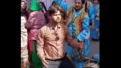  The person danced and made Patiala Peg, video viral