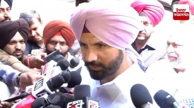 ਰਾਜਾ ਵੜਿੰਗ ਪੱਤਰਕਾਰਾਂ ਨਾਲ ਗੱਲਬਾਤ ਕਰਦੇ ਹੋਏ  