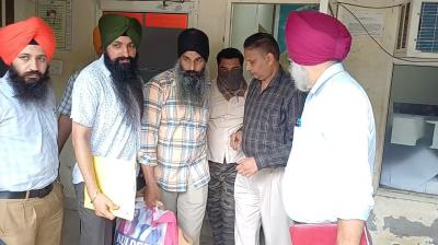 The vigilance department arrested the clerk of the municipal council who was taking bribe