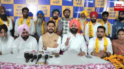 ਮੌਜੂਦਾ ਅਕਾਲੀ ਸਰਪੰਚ ਜਸ਼ਨਦੀਪ ਸਿੰਘ ਸਾਥੀਆਂ ਸਮੇਤ 'ਆਪ' 'ਚ ਹੋਏ ਸ਼ਾਮਿਲ Current Akali Sarpanch Jashandeep Singh joins AAP along with his colleagues