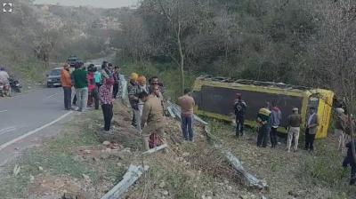 A bus full of pilgrims going to Khuralgarh Sahib overturned News in punjabi 