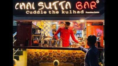 After leaving UPSC, the young man started selling tea with his friend