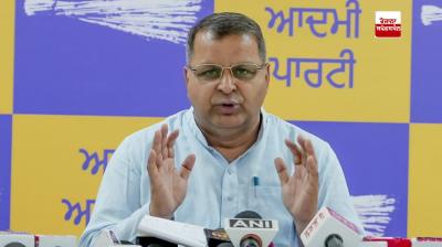 'ਆਪ’ ਦਾ ਬੁਲਾਰਾ ਨੀਲ ਗਰਗ ਪੱਤਰਕਾਰਾਂ ਨਾਲ ਗੱਲਬਾਤ ਕਰਦੇ ਹੋਏ 