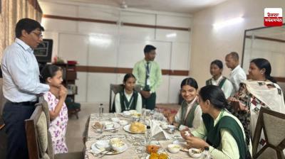  ਪੰਜਾਬ ਸਰਕਾਰ ਦੀ ਨੀਤੀ "ਇੱਕ ਦਿਨ ਡੀਸੀ ਦੇ ਸੰਗ", ਬਠਿੰਡਾ ਦੇ DC ਸ਼ੌਕਤ ਅਹਿਮਦ ਪਰੇ ਨਾਲ ਵਿਦਿਆਰਥੀਆਂ ਨੇ ਗੁਜਾਰਿਆ ਦਿਨ 