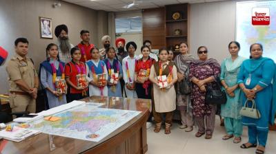 10ਵੀਂ ਤੇ ਬਾਰਵੀਂ ਟਾਪਰ ਵਿਦਿਆਰਥੀਆਂ ਨੇ SSP ਬਰਨਾਲਾ ਨਾਲ ਕੀਤਾ ਚਾਹ ਦਾ ਕੱਪ ਸਾਂਝਾ