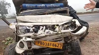 Heavy collision between trolley and pickup due to dense fog moga news in punjabi 