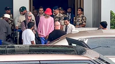 ਗਾਇਕ ਜਸਟਿਨ ਬੀਬਰ ਮੁਬੰਈ ਪਹੁੰਚਦੇ ਹੋਏ 