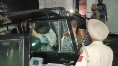 ਪੁਲਿਸ ਕਾਰਵਾਈ ਕਰਦੀ ਹੋਈ 