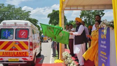 ਮੁੱਖ ਮੰਤਰੀ ਨੇ ਐਂਬੂਲੈਂਸਾਂ ਨੂੰ ਹਰੀ ਝੰਡੀ ਦਿਖਾ ਕੇ ਰਵਾਨਾ ਕਰਦੇ ਹੋਏ 