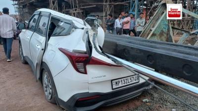  ਚੱਲਦੀ ਕਾਰ 'ਤੇ ਡਿੱਗਿਆ ਕਰੇਨ ਦਾ ਹਿੱਸਾ