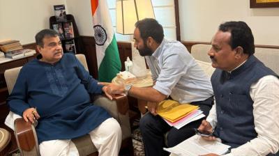 ਮੀਤ ਹੇਅਰ, ਨਿਤਿਨ ਗਡਕਰੀ ਨਾਲ ਗੱਲਬਾਤ ਕਰਦੇ ਹੋਏ 