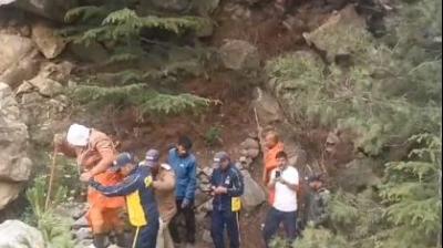 ਪੁਲਿਸ ਤੇ SDRF ਸਾਧੂਆਂ, ਸੰਤਾਂ ਅਤੇ ਮਜ਼ਦੂਰਾਂ ਸੁਰੱਖਿਅਤ ਥਾਂ ’ਤੇ ਲਿਜਾਂਦੇ ਹੋਏ 