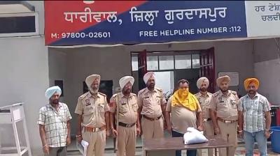 ਪੁਲਿਸ ਅਘਿਕਰੀ ਢਾਬਾ ਮਾਲਕ ਨੂੰ ਕਾਬੂ ਕਰਕੇ ਜਾਣਕਾਰੀ ਦਿੰਦੇ ਹੋਏ  