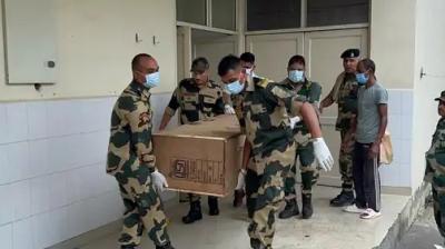 ਬੀਐੱਸਐੱਫ ਜਵਾਨ ਮ੍ਰਿਤਕ ਜਵਾਨ ਦੀ ਲਾਸ਼ ਨੂੰ ਲਿਜਾਂਦੇ ਹੋਏ 