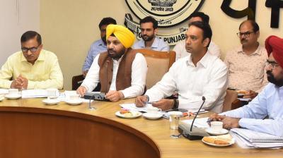 ਮੰਤਰੀ ਹਰਭਜਨ ਸਿੰਘ ਈਟੀਓ, SDMs ਅਤੇ DROs ਨਾਲ ਮੀਟਿੰਗ ਕਰਦੇ ਹੋਏ 