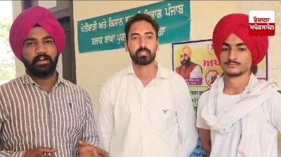 Farmer Maninder Singh of village Gholia has been using other fertilizers instead of DAP for the last two years