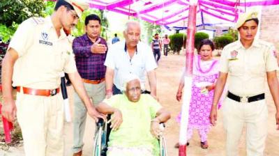 Old Lady going for Voting