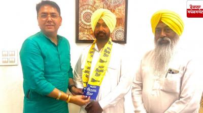 Independent councilor Parminder Pinky joins AAP, welcomed by Aman Arora