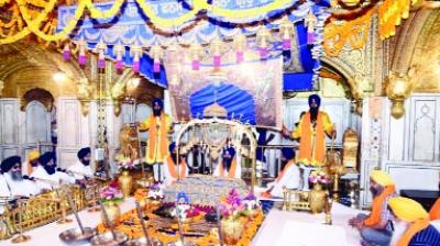 ਸੱਚਖੰਡ ਸ੍ਰੀ ਹਰਿਮੰਦਰ ਸਾਹਿਬ ਦੇ ਹਜ਼ੂਰੀ ਰਾਗੀ ਦੇ ਗੁਰਬਾਣੀ ਕੀਰਤਨ ਕਰਦੇ ਹੋਏ । 