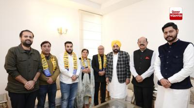 ਸੀਐਮ ਭਗਵੰਤ ਮਾਨ ਨੇ ਜਗਦੀਸ਼ ਰਾਜਾ ਅਤੇ ਅਨੀਤਾ ਰਾਜਾ ਦਾ ਪਾਰਟੀ ’ਚ ਸ਼ਾਮਲ ਹੋਣ ’ਤੇ ਸਵਾਗਤ ਕਰਦੇ ਹੋਏ 