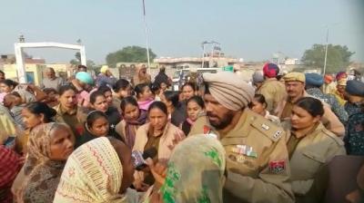 The atmosphere is tense in Zira of Ferozepur: the police took the protestors into custody, pulled down the tents outside the liquor factory.
