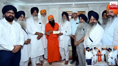 Baba Ramdev pays obeisance at Sachkhand Sri Harmandir Sahib