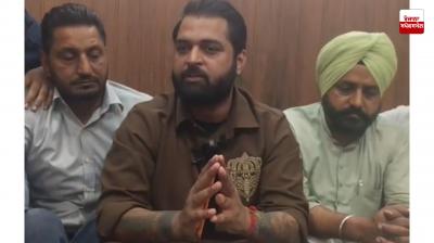 ਗਾਣੇ ਵਿੱਚ ਸਰਪੰਚ ਕੁੱਟਣ ਨੂੰ ਲੈ ਕੇ ਗੁਲਾਬ ਸਿੱਧੂ ਨੇ ਮੰਗੀ ਮਾਫ਼ੀ Gulab Sidhu apologizes for beating up Sarpanch in song