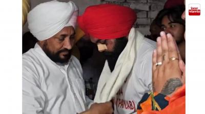 ਸਾਬਕਾ ਮੁੱਖ ਮੰਤਰੀ ਚਰਨਜੀਤ ਸਿੰਘ ਚੰਨੀ ਨੇ ਸਲੈਪ ਕੰਪੀਟੀਸ਼ਨ ਦੇ ਜੇਤੂ ਜੁਝਾਰ ਸਿੰਘ ਚਮਕੌਰ ਸਾਹਿਬ ਦਾ ਕੀਤਾ ਸਨਮਾਨ  Former Chief Minister Charanjit Singh Channi honored Jujhar Singh Chamkaur Sahib, the winner of the Slap Competition