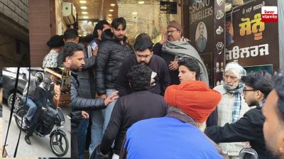 Two unidentified miscreants opened fire at a jeweller's shop