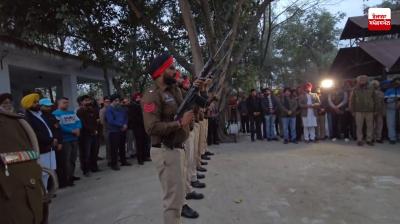 The last rites of the deceased Amandeep Singh were performed, a police contingent gave a salute